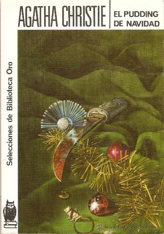 Portada del libro "El pudding de Navidad" de Agatha Christie; imagen de un cuchillo, adorno navideño y objetos brillantes sobre tela