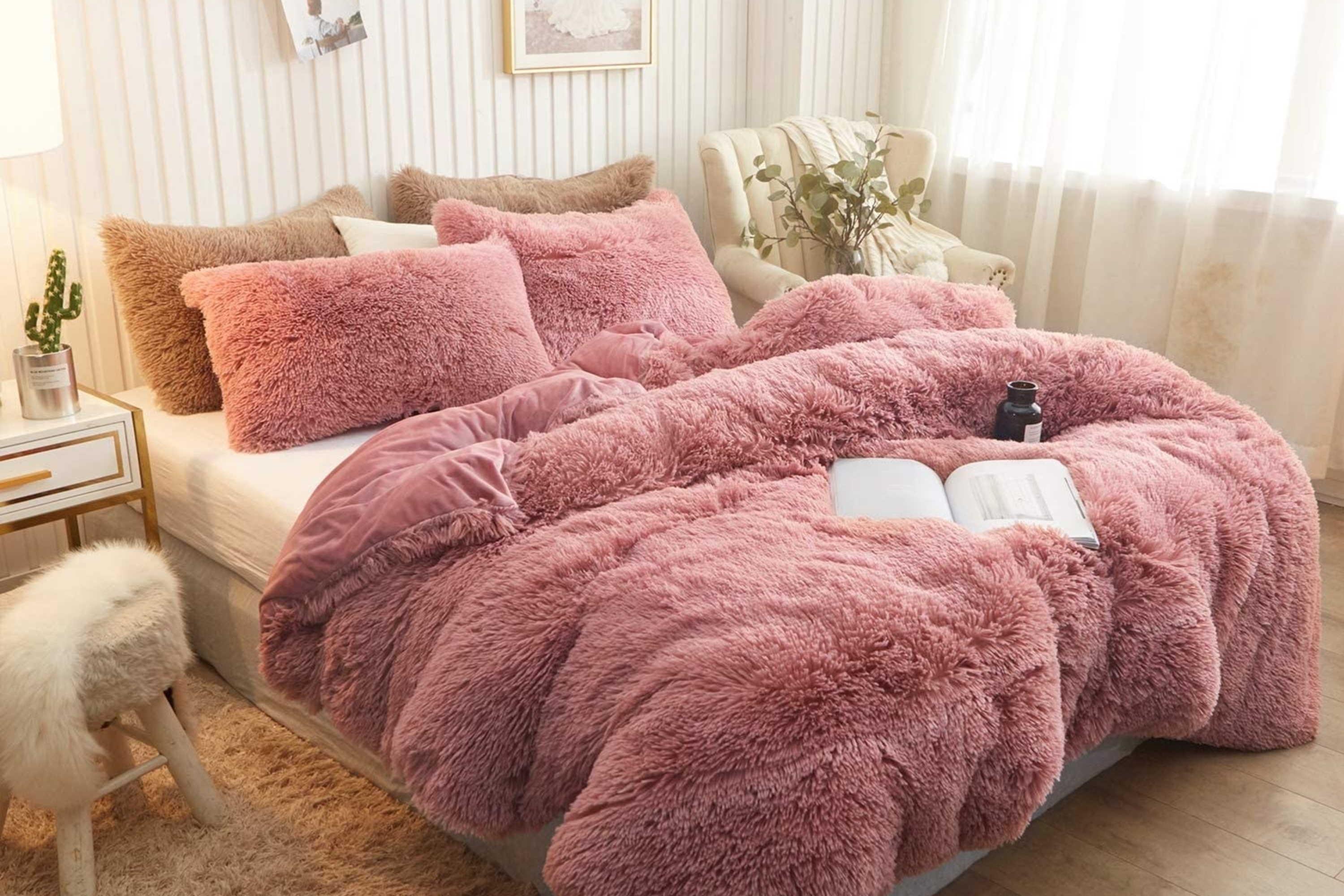 Fuzzy bedding sewn onto velvet back