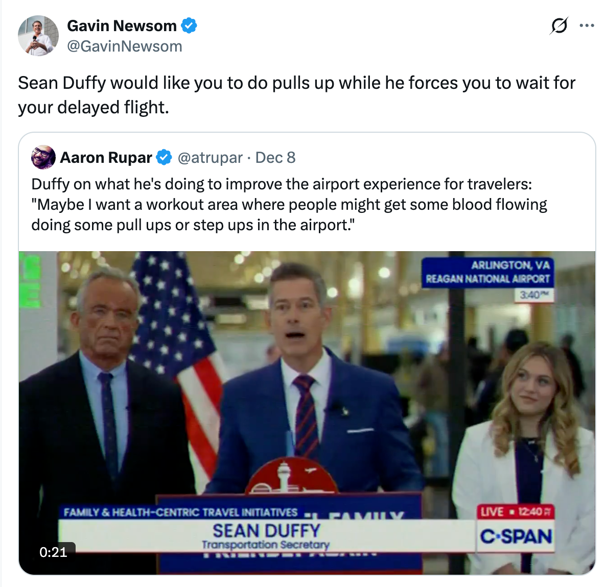 Skjermbilde av en tweet av Gavin Newsom med en video av Sean Duffy på et pressearrangement om flyplassreiseinitiativer