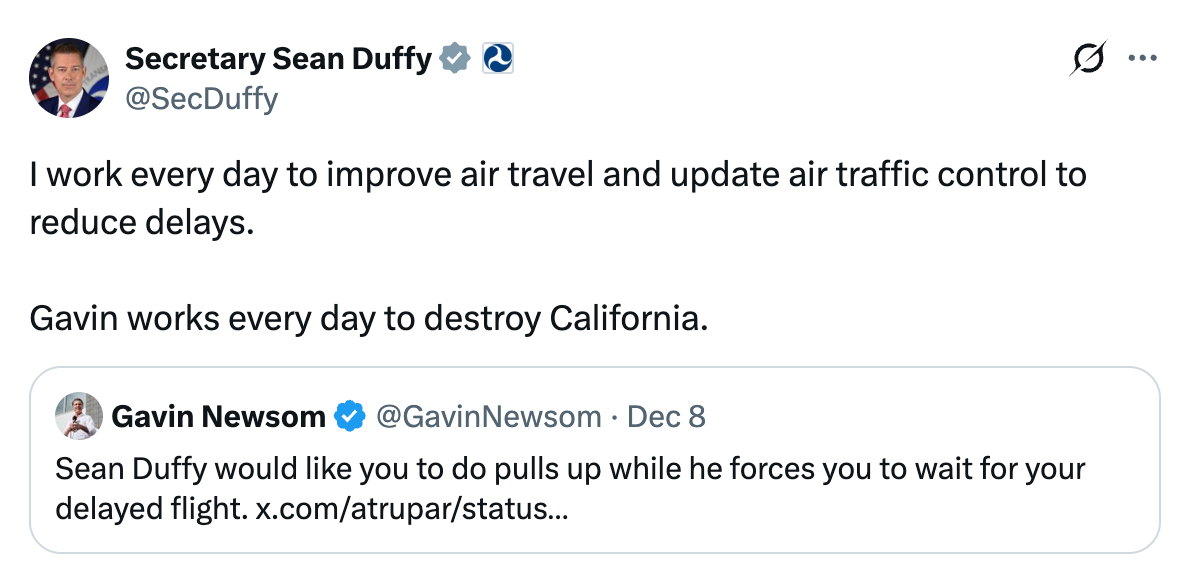 Tweet-utveksling mellom Sean Duffy som kritiserer Gavin Newsom på luftkontroll og Newsom som svarer med en humoristisk replikk om pull-ups