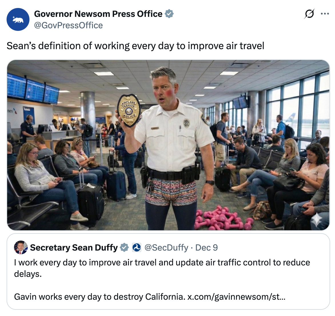 En mann i politiuniform holder et merke på en flyplass, omgitt av sittende mennesker. En tweet nedenfor kontrasterer på en humoristisk måte antrekket hans med pliktene hans