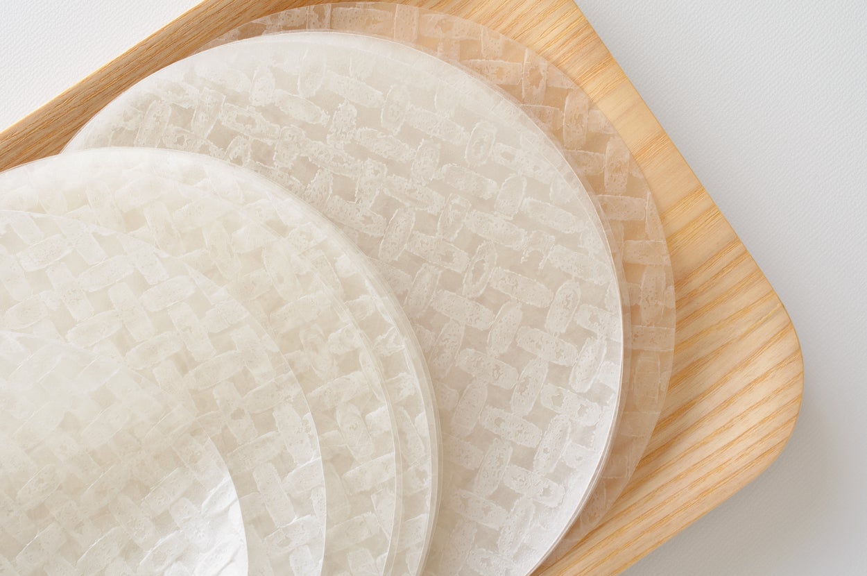 木製トレイの上に並べられた数枚のライスペーパー。