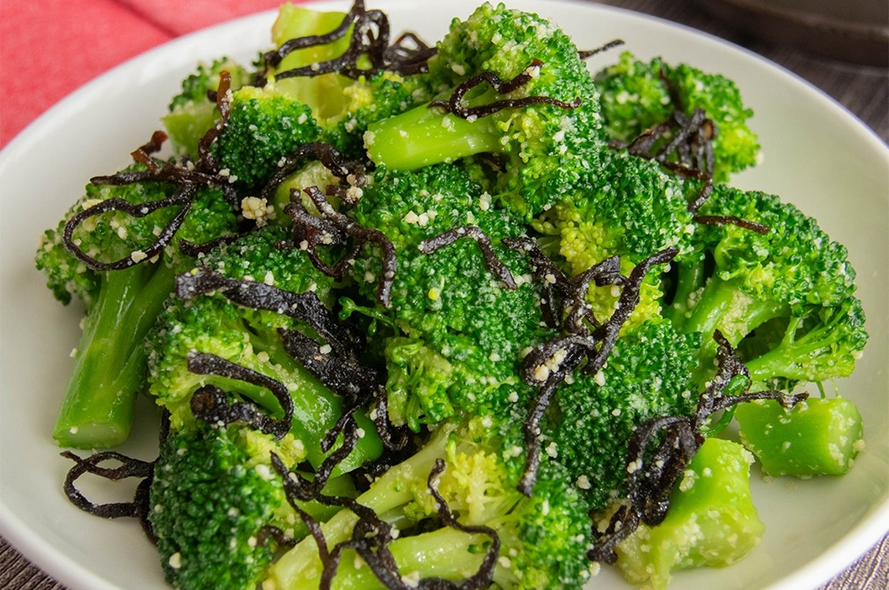 ブロッコリーの塩昆布チーズ和えが皿に盛られている。