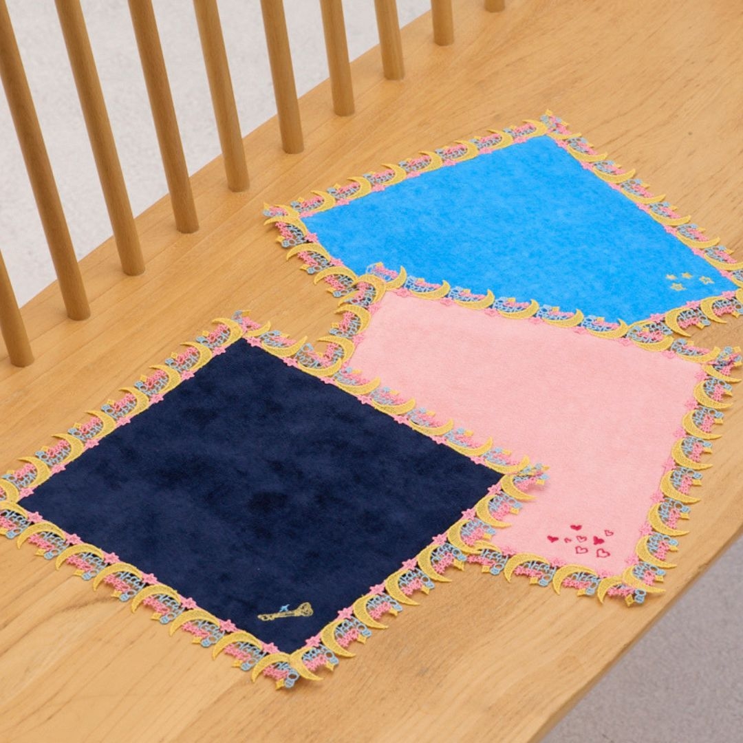 待って、近沢レースの「コラボハンカチ」が鬼カワイイんだけど…！あの