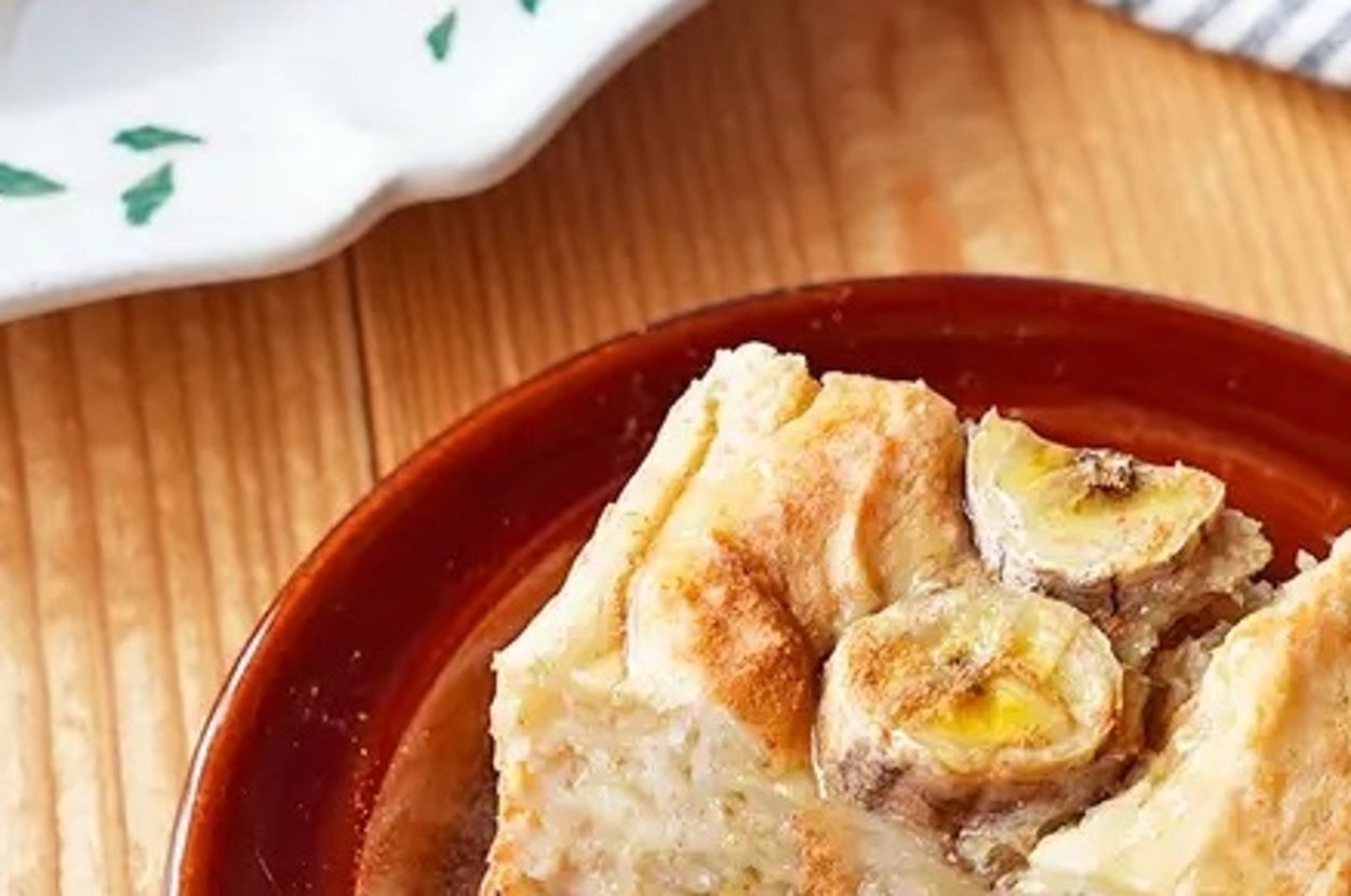 バナナスライスが乗った厚いパンケーキの一切れが、小皿に乗ってテーブルに置かれている。