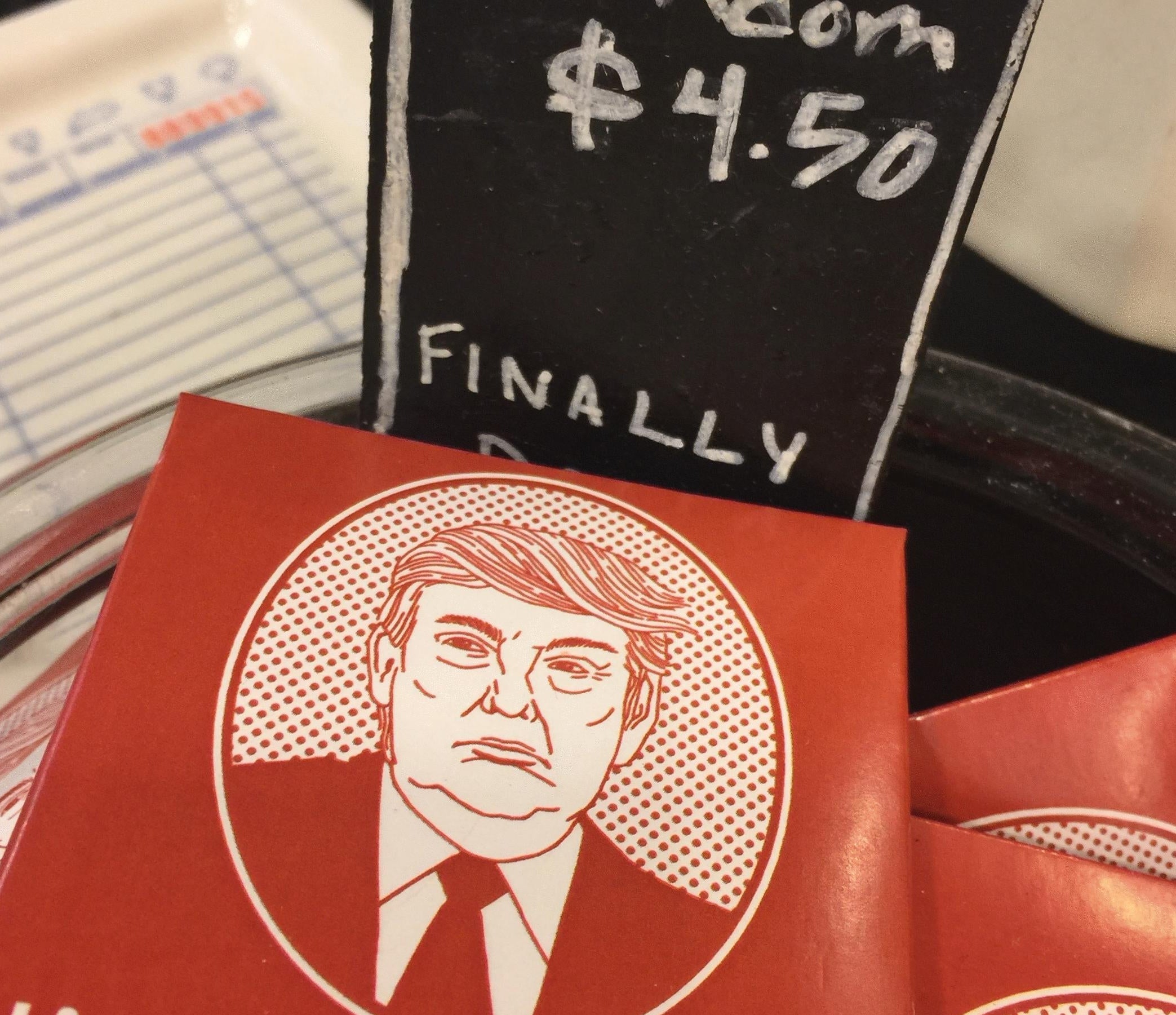 Nyhetskondomer med en karikatur av en bemerkelsesverdig figur med uttrykket 