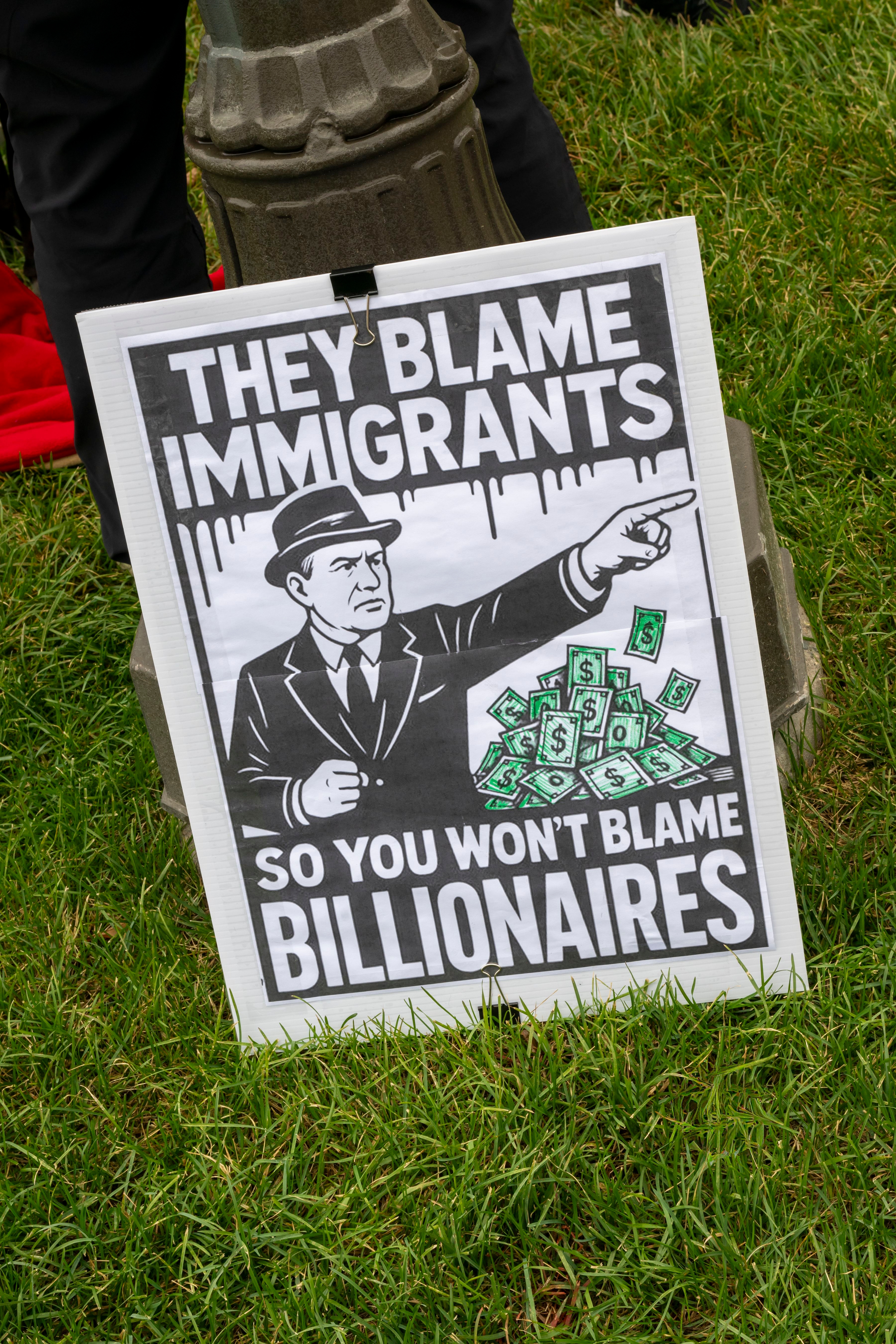 Protestskiltet lyder: 