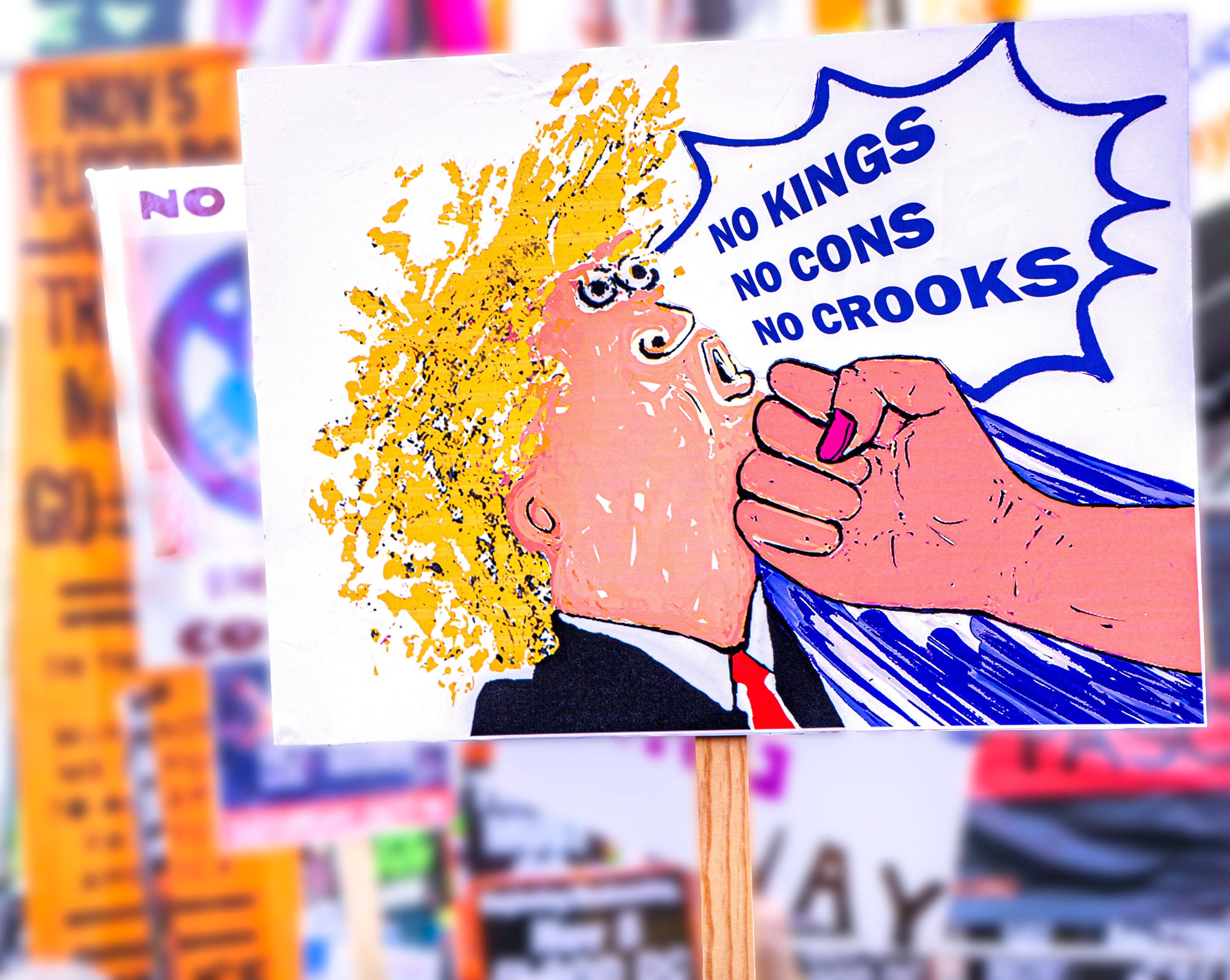 Tegneserieskilt som viser en knyttneve som slår en illustrert figur med tekst: 