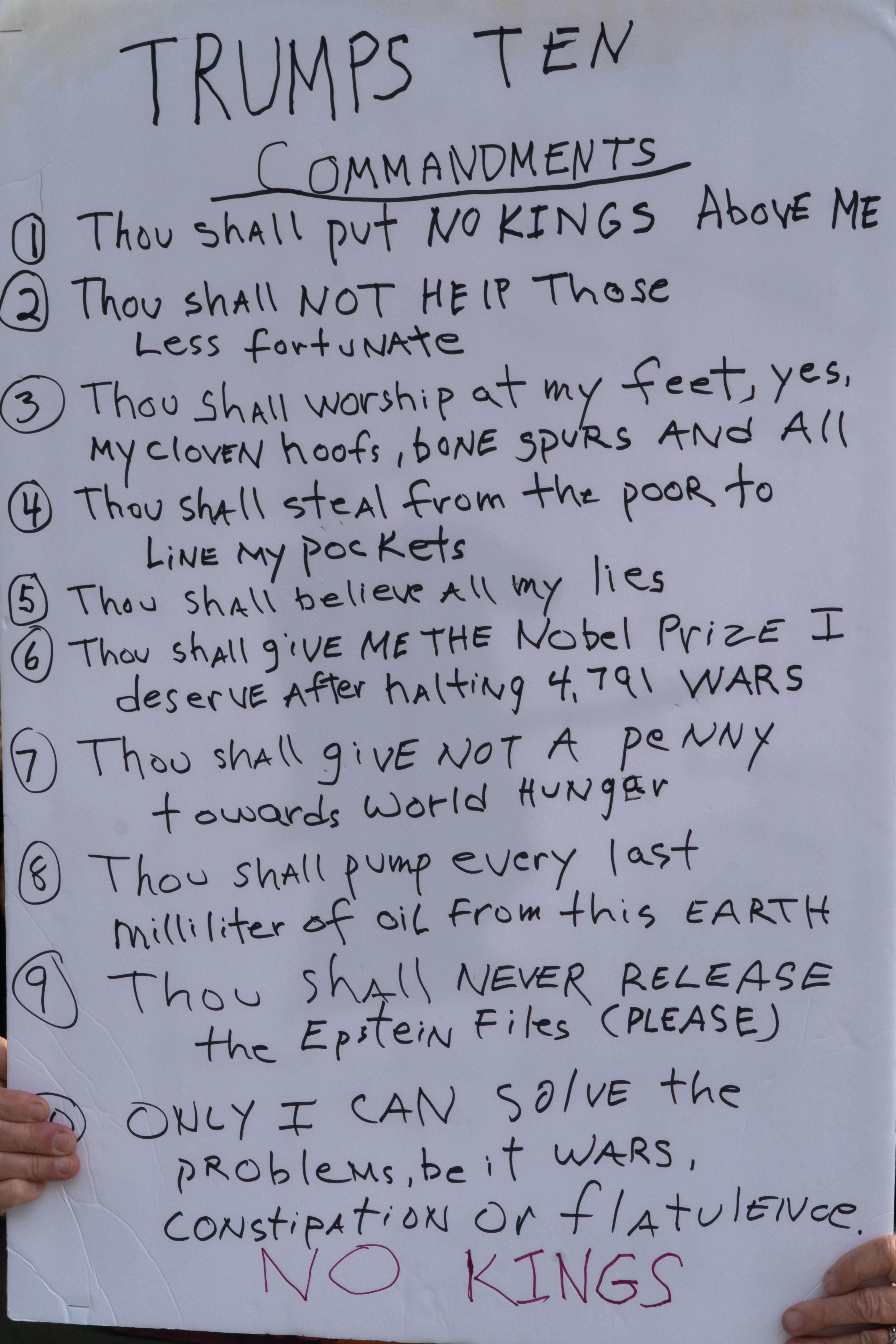 En håndskrevet plakat med tittelen 