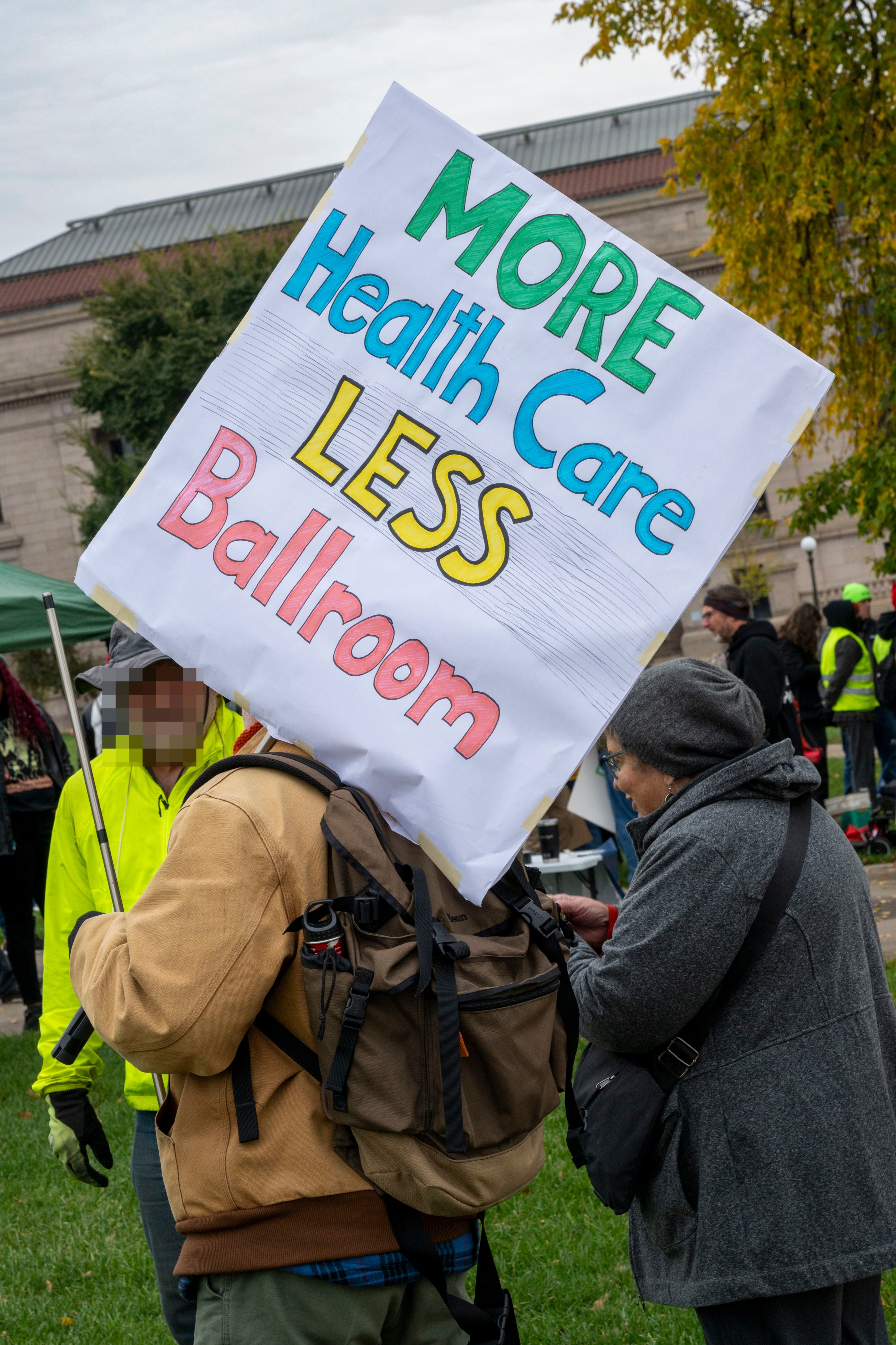 Person som holder et protestskilt der det står 