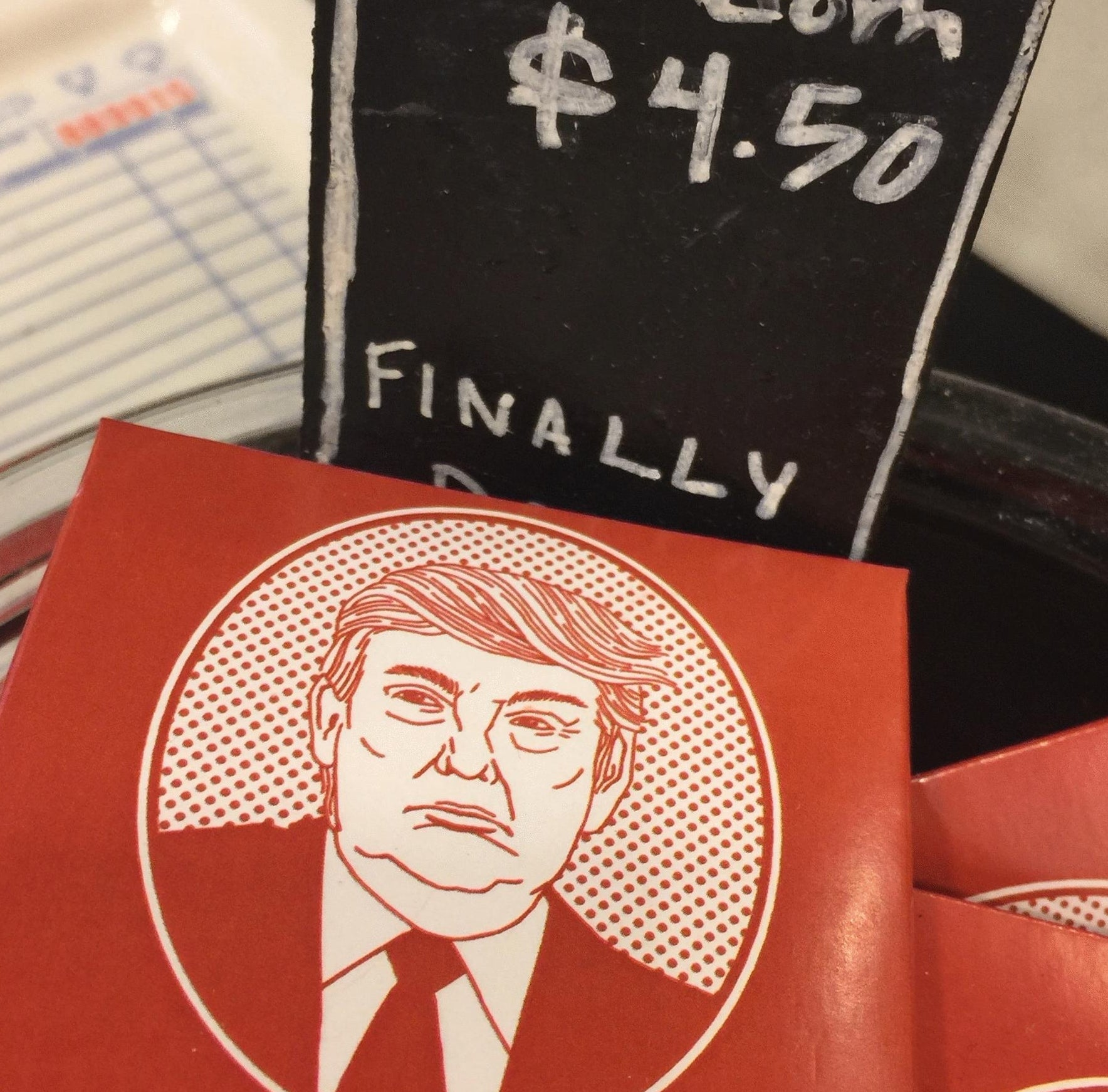 Kondompakker med en karikatur av tidligere president Trump med teksten 