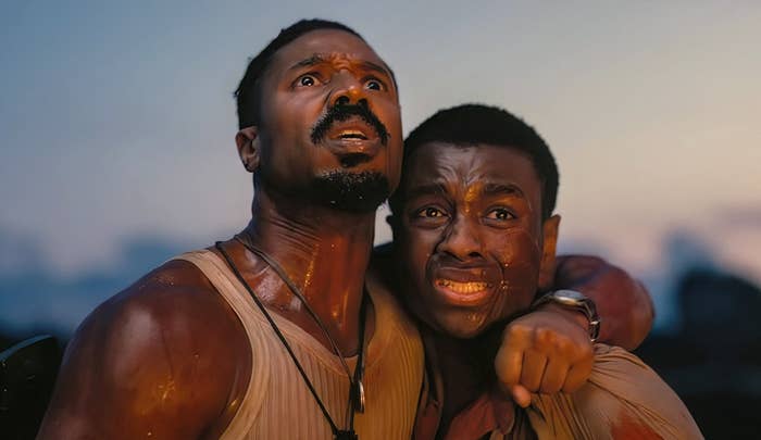 دو مرد بدون آستین که به شدت به بالا نگاه میکنند؛ یکی بازوی خود را دور دیگری میپیچد