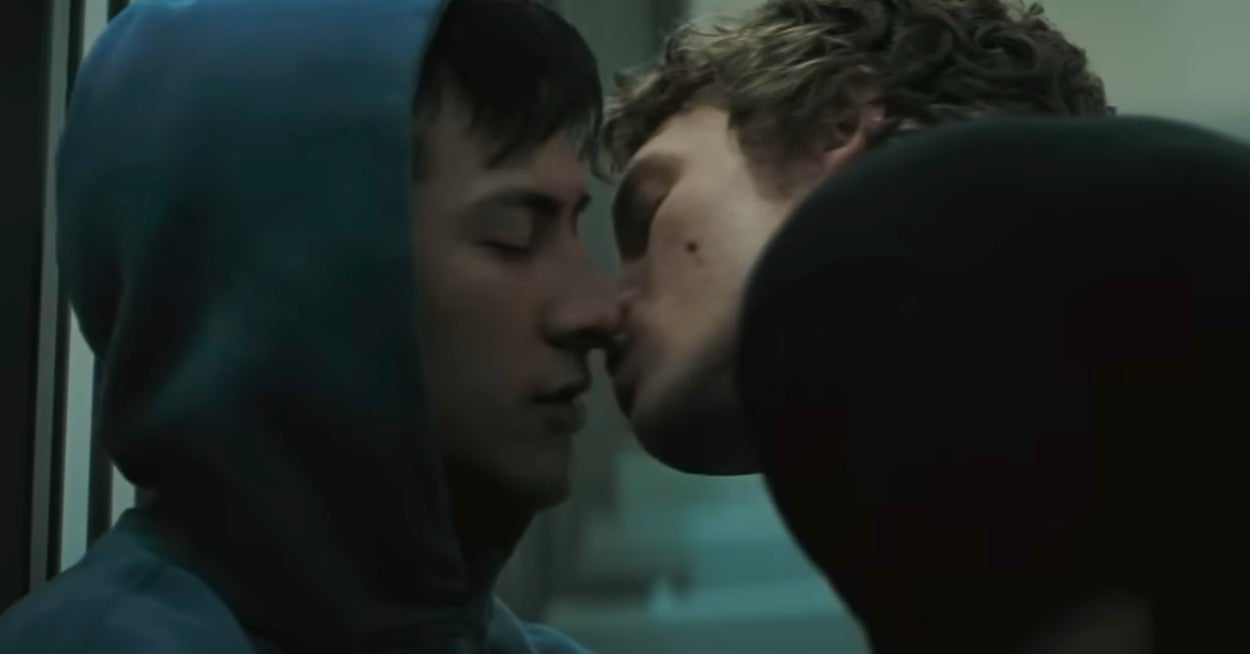 Pick Red Flags And Green Flags To Find Out Which Type Of Romantic You'll End Up With