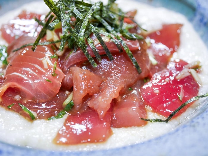 マグロの切り落としが化けた！】薬味たっぷりの「マグロの漬け山かけ