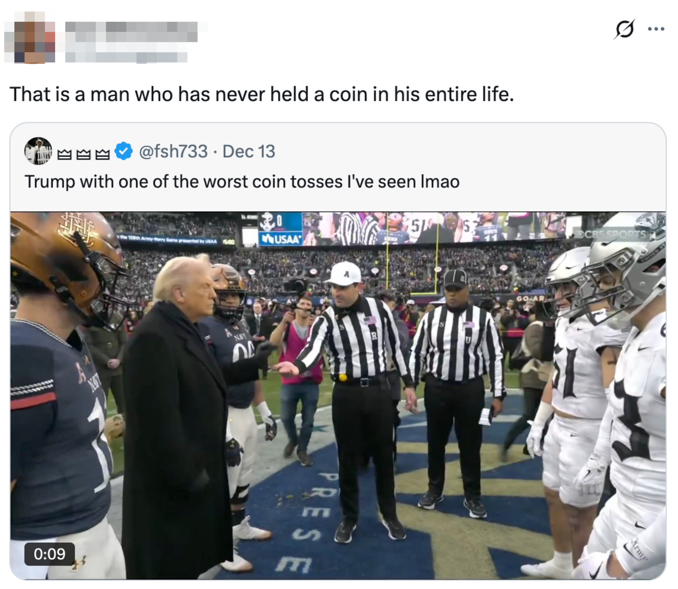 Skjermbilde av et Twitter-innlegg med uniformerte funksjonærer og spillere på en myntkasting av fotballkamp. Bildetekst vitser om myntkast ferdigheter