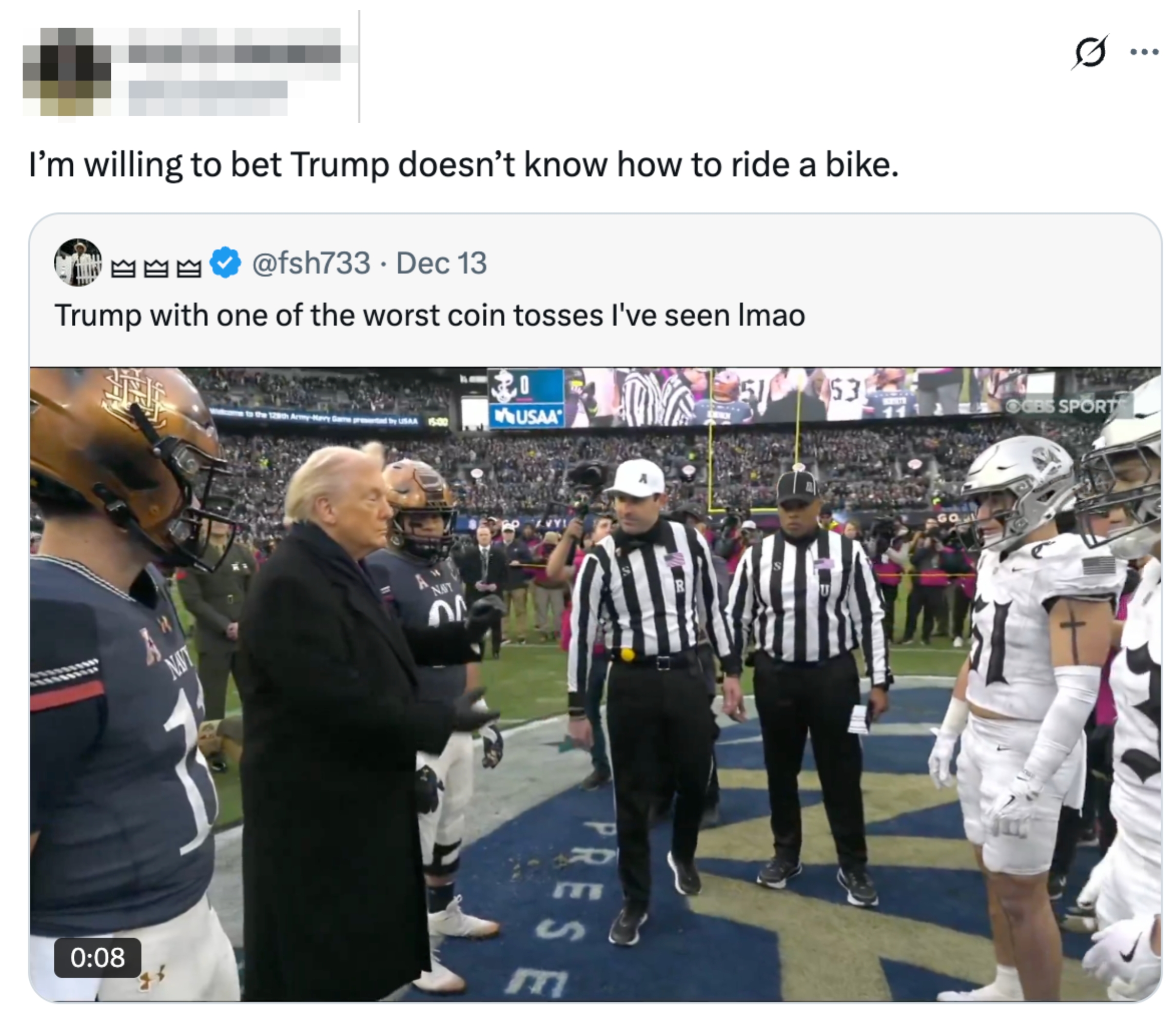 Skjermbilde av en tweet som viser en fotballkamp med et grafisk overlegg som kommenterer noen som kaster en mynt dårlig