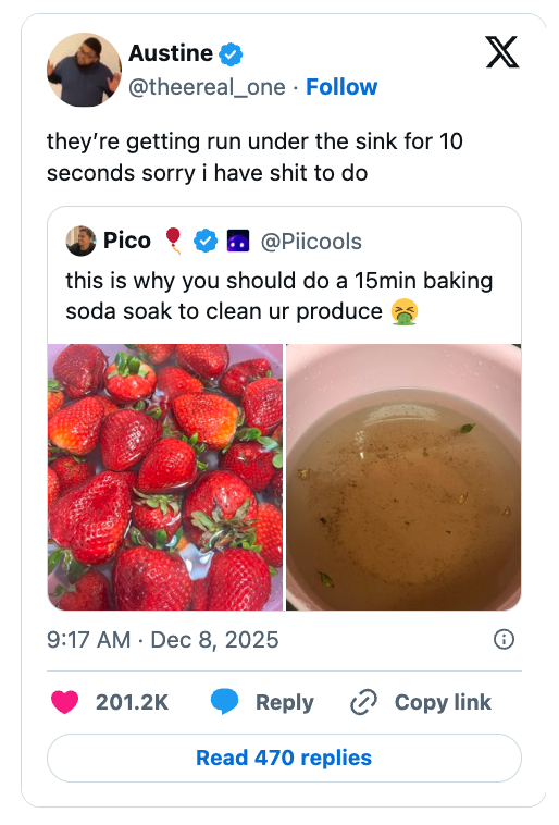 Tweet showing strawberries and a soiled  h2o  bowl, suggesting cleaning nutrient   with a baking soda soak. Poster jokes astir  a quicker rinse