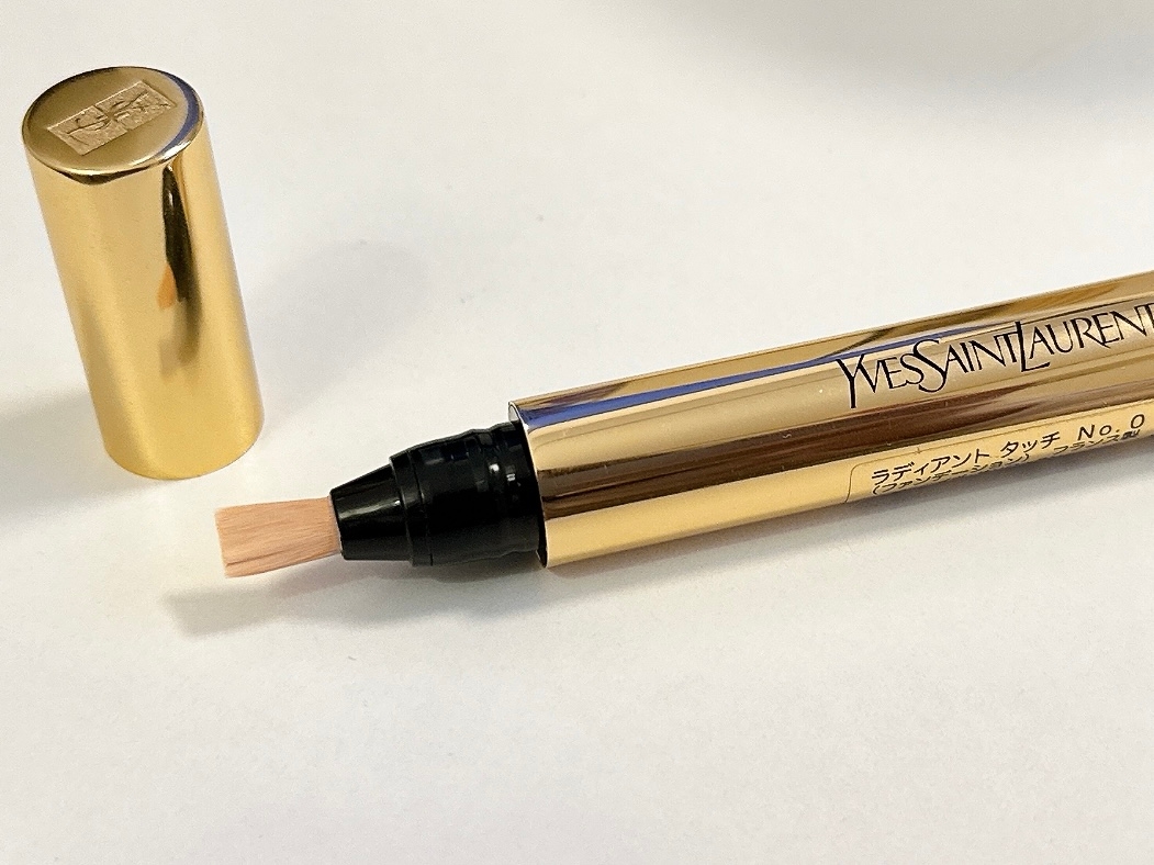 イヴ・サンローランのハイライター。蓋が外れて置かれている。