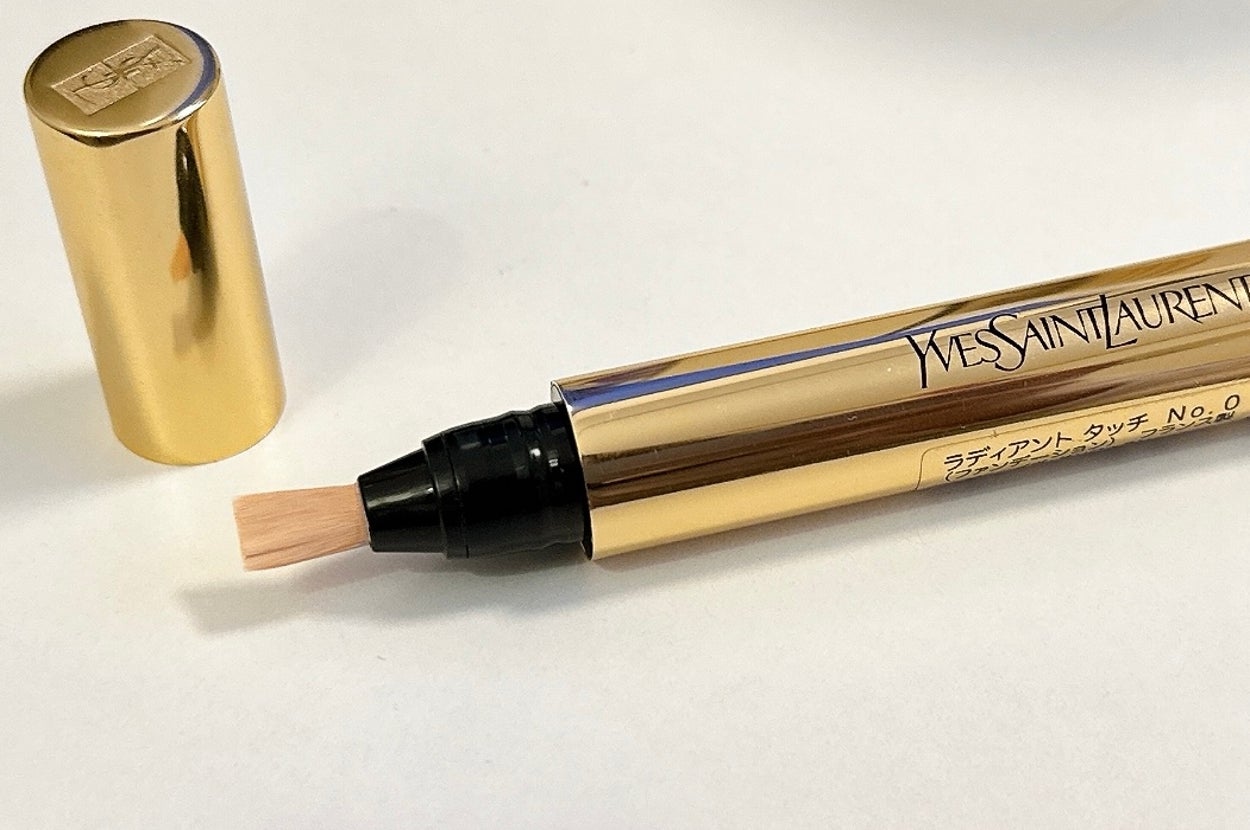 イヴ・サンローランのハイライター。蓋が外れて置かれている。