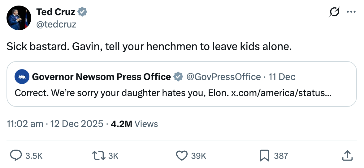 Skjermbilde av en tweet-utveksling. Første tweet fra guvernør Newsoms kontor ber Elon Musk om unnskyldning. Andre tweet er et svar som kritiserer Gavin Newsom