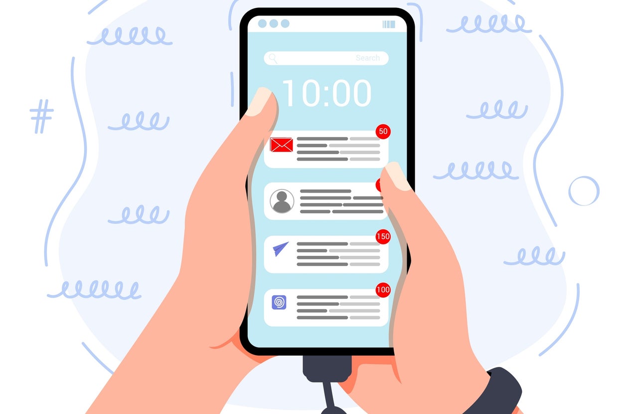 手錠を付けた手がスマートフォンを持ち、多数の通知が表示されている。