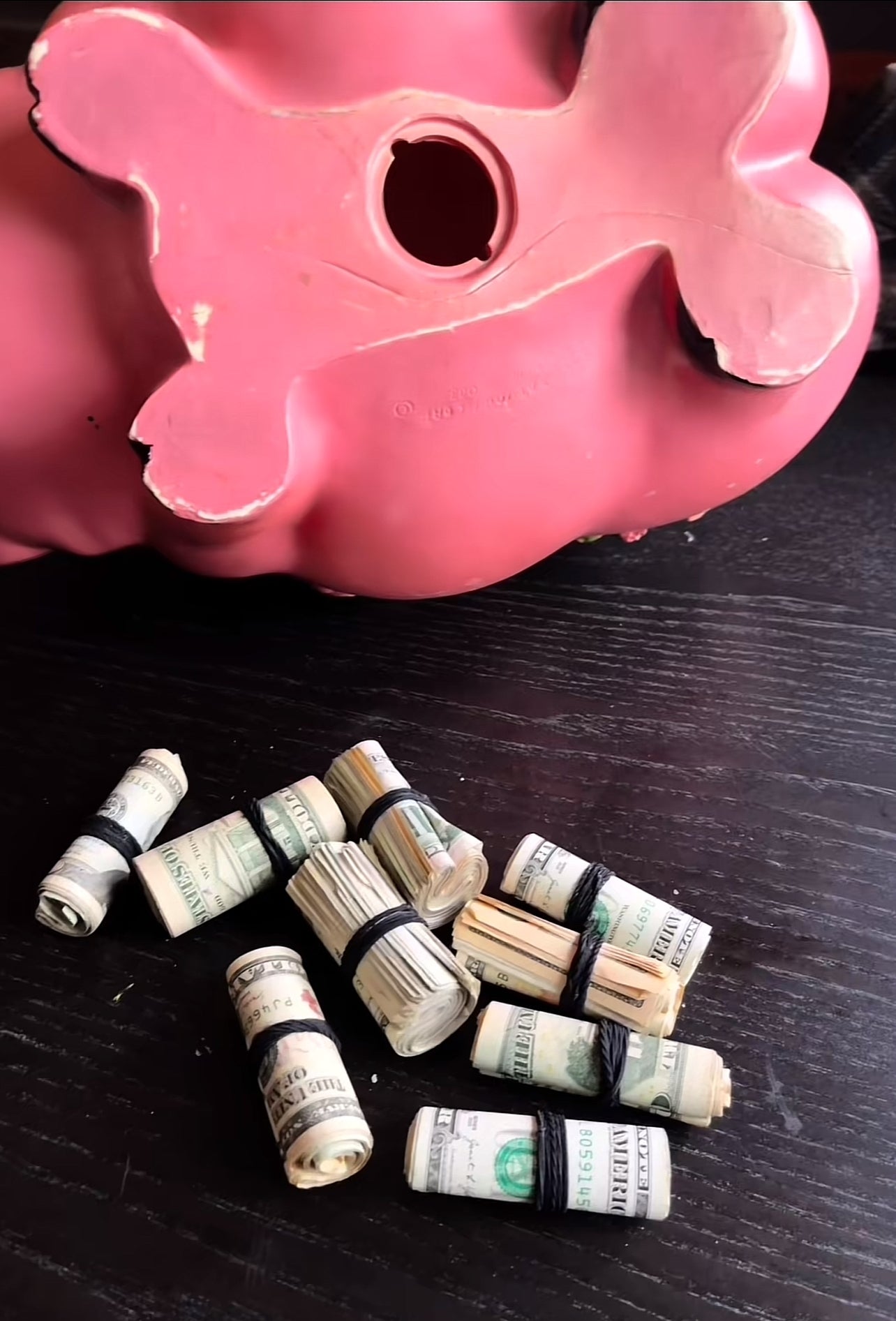 ちょっと不気味な貯金箱を手に入れた女性。入っていたのは…→まさかの