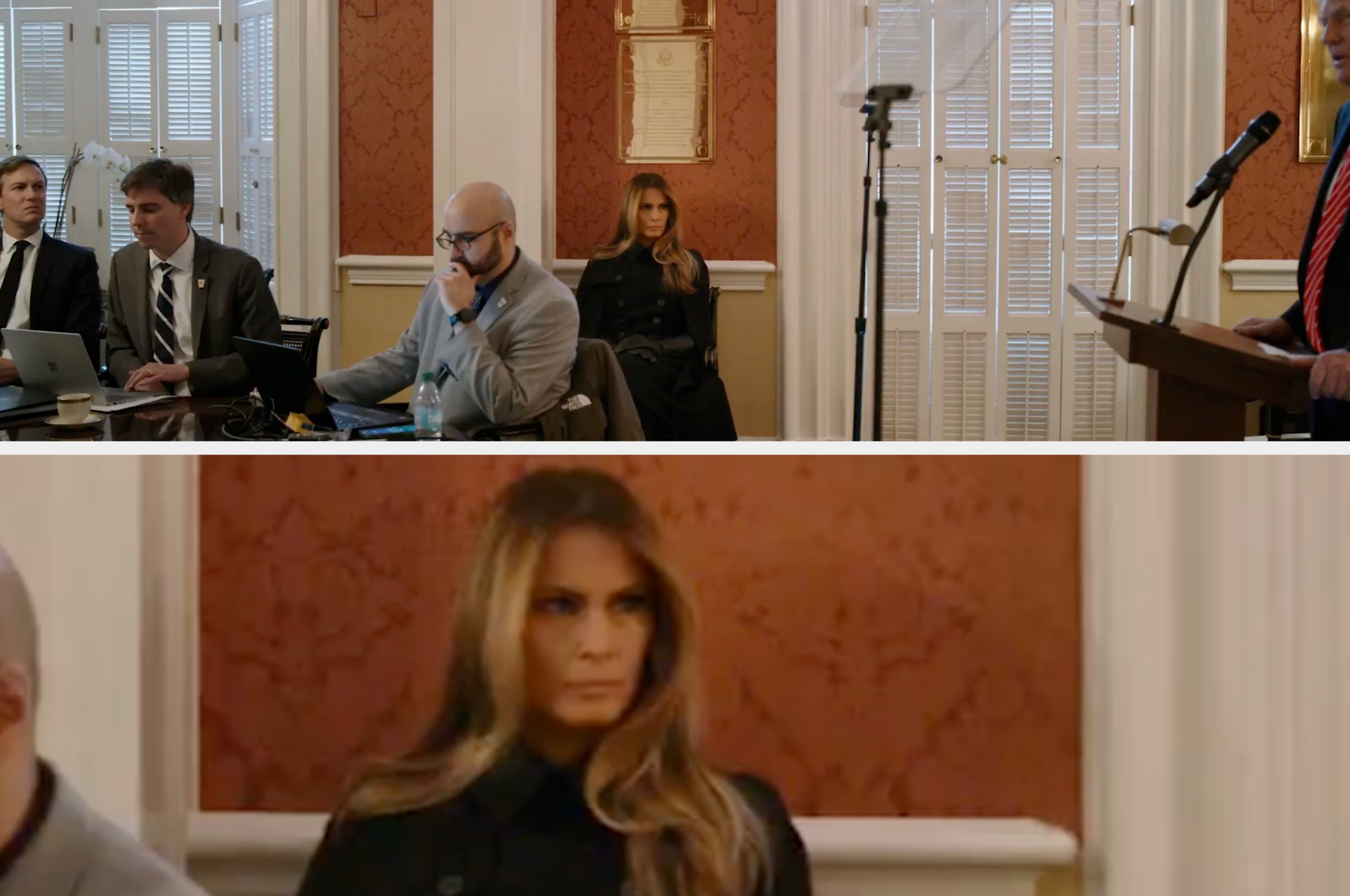 En kvinne sitter oppmerksomt i et formelt rom under en tale. En mann snakker på et podium foran et publikum, inkludert folk ved bærbare datamaskiner