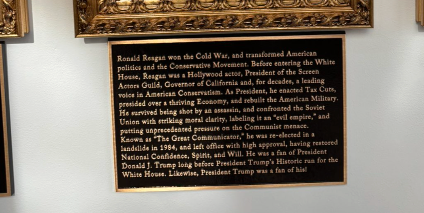 Et portrett og plakett av Ronald Reagan, som beskriver hans politiske roller, innvirkning på amerikansk politikk og innflytelse på fremtidige ledere