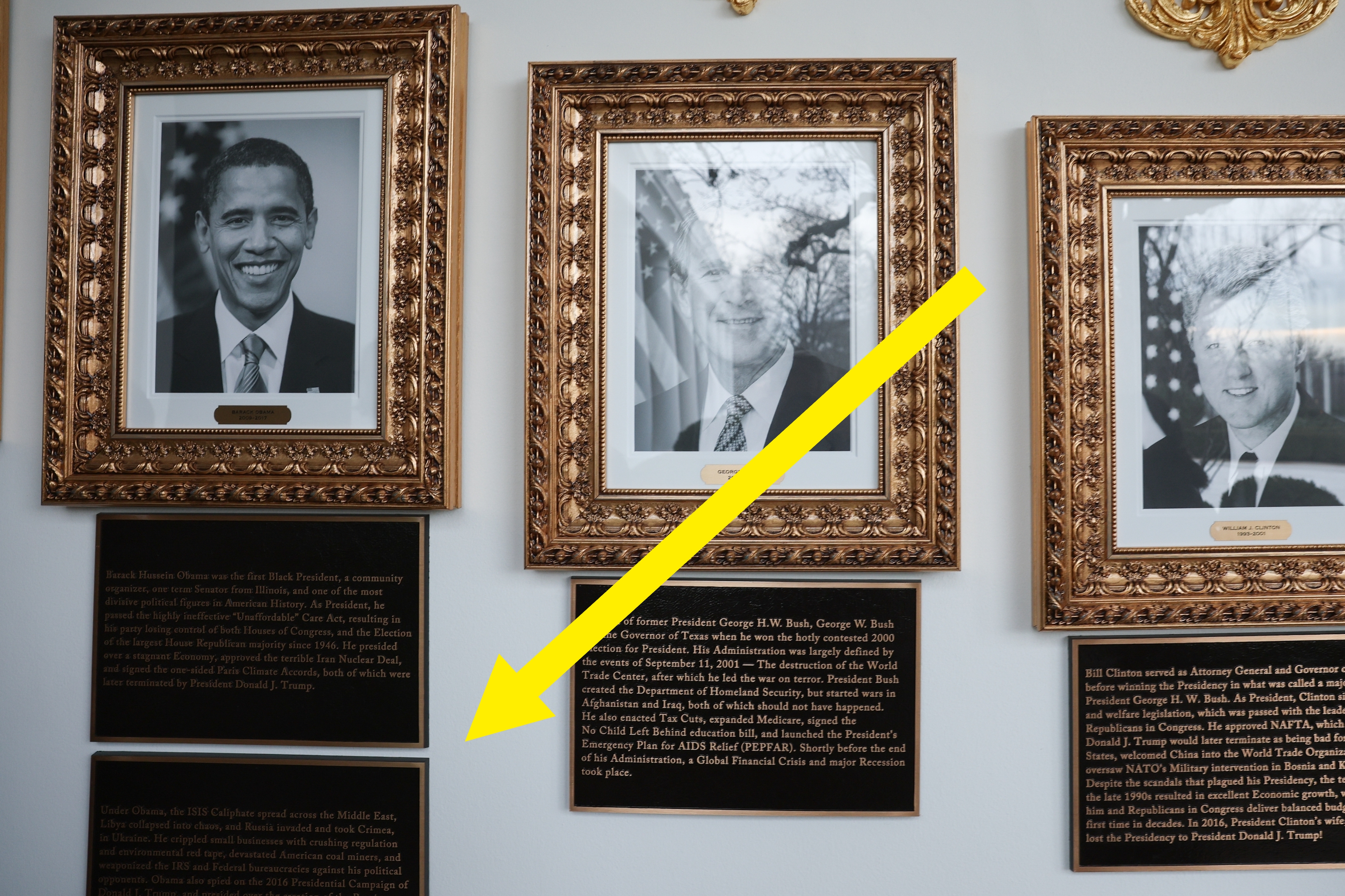 Tre innrammede svart-hvitt-bilder av amerikanske presidenter vises på en vegg med beskrivende plaketter under hvert