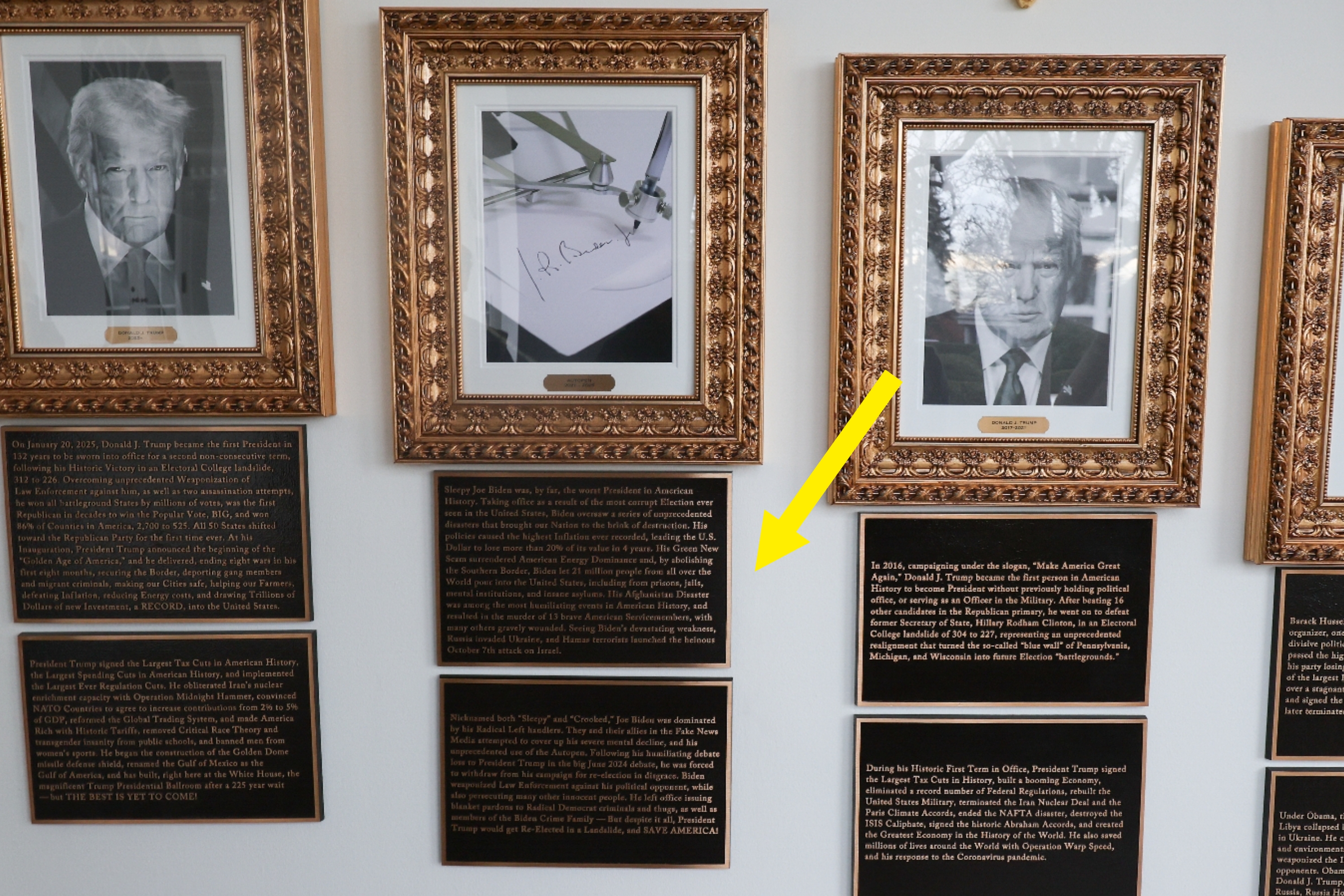 Innrammede bilder med tekstbeskrivelser vises på vegg, eventuelt i galleri eller museumssetting