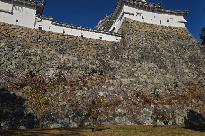 姫路城の城壁に登る自衛官たち（姫路城運営事務所【公式】のXより）