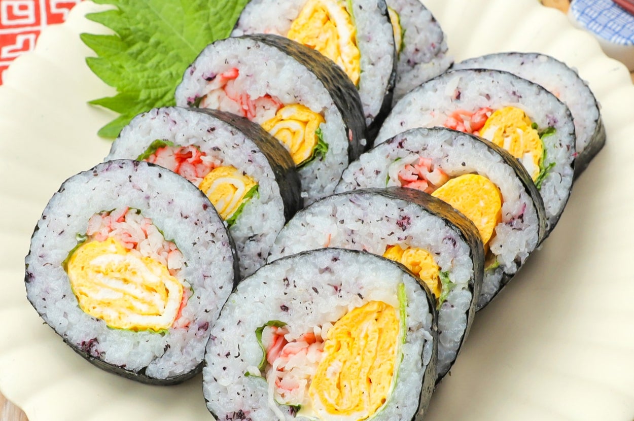 お皿に盛られた具材たっぷりの韓国風太巻きキンパ。