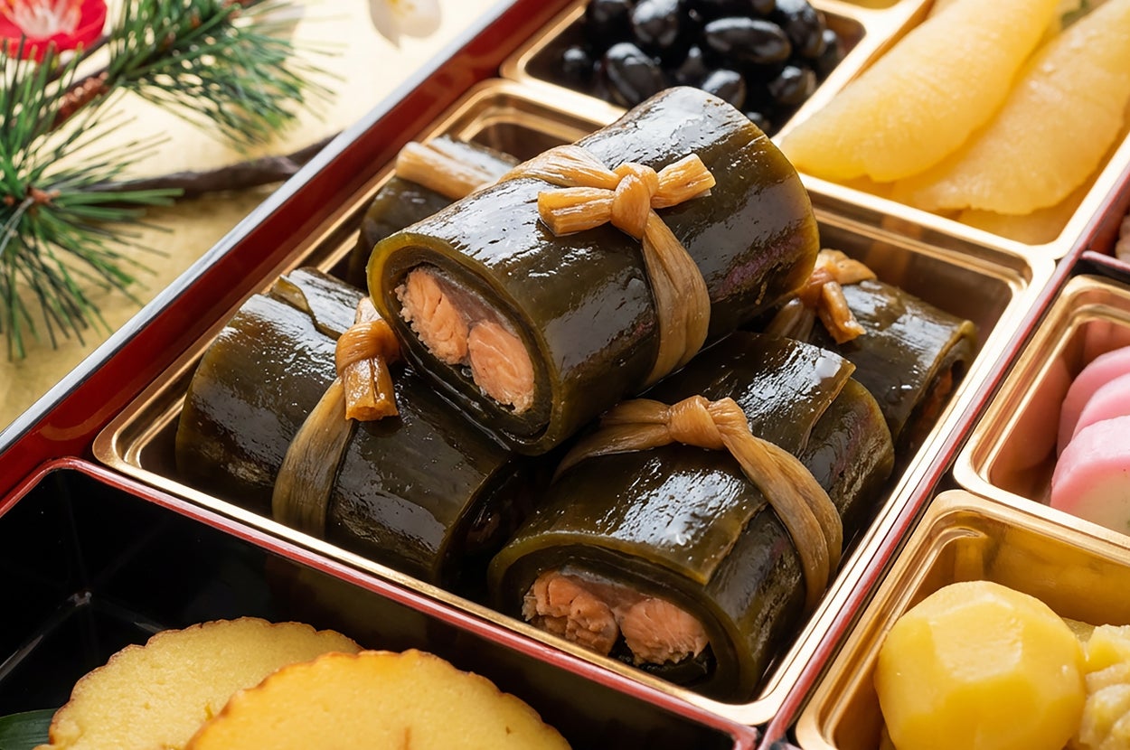 昆布巻きや黒豆などが入った、おせち料理の一部を写した画像。