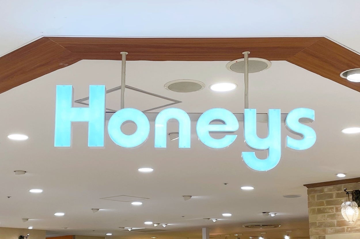 店内の「Honeys」サイン。天井から吊るされており、周囲には複数のライトがあります。
