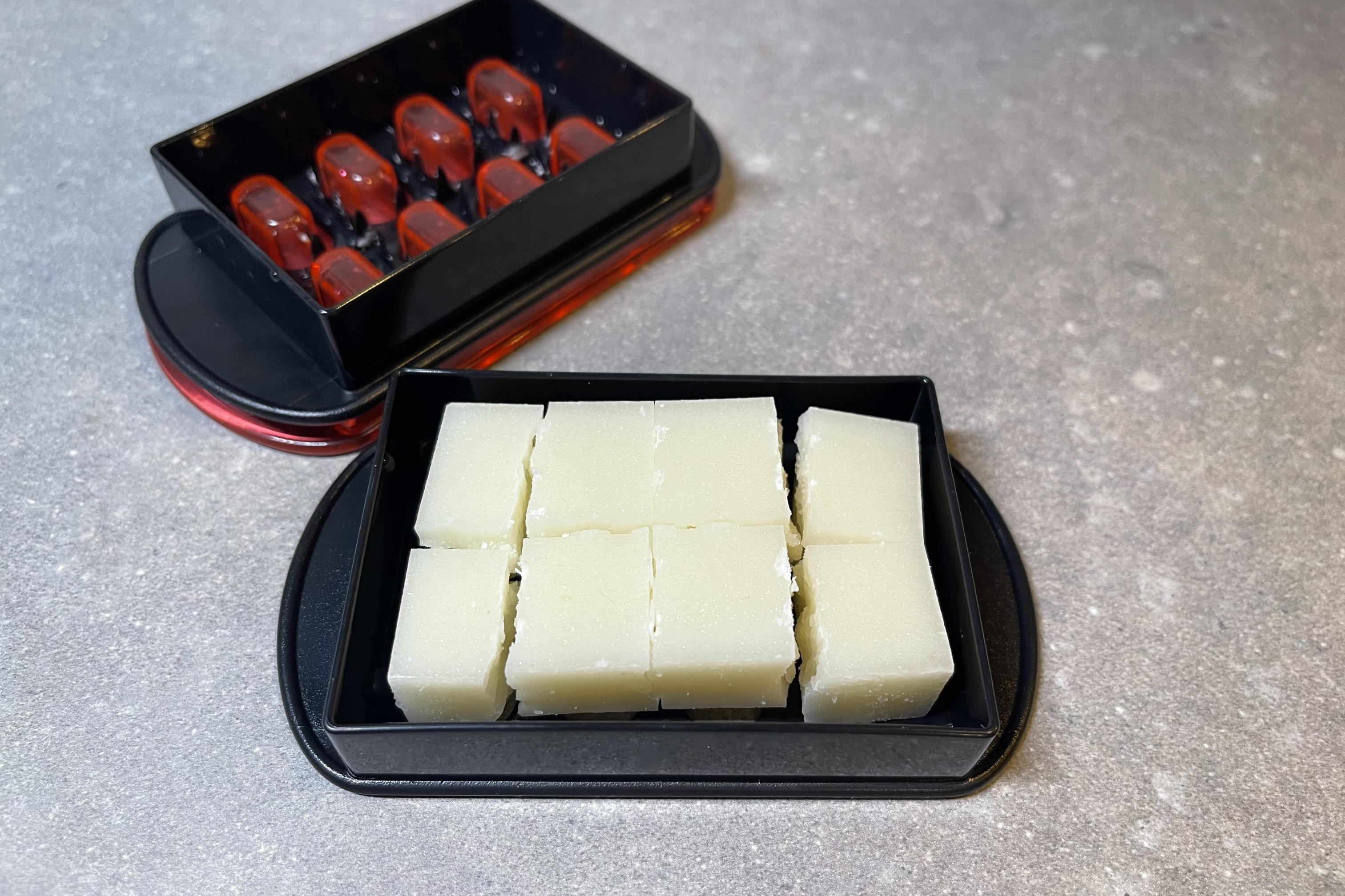 もちの箱。キューブ状のもちの画像と、スープに入ったもちらしきものの写真。テキストは「KIRI MOCHI」「EASY TO EAT」。