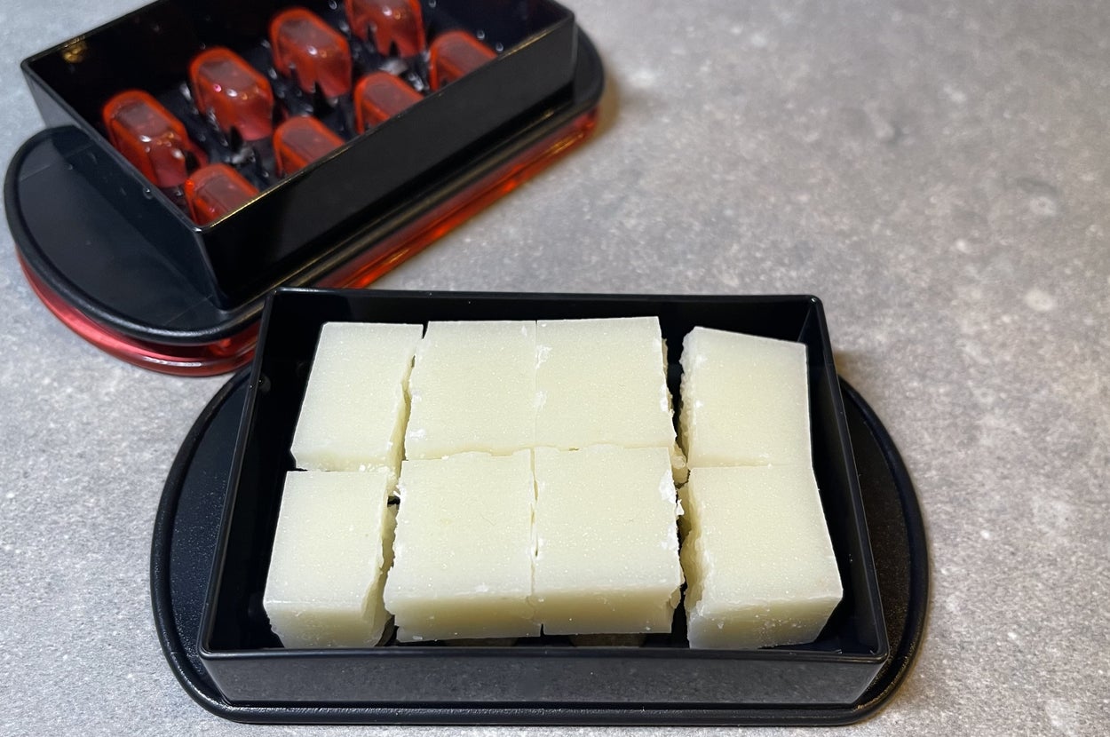 曙産業の包丁を使わず切り餅をらくらくカットできる「モチワリ」