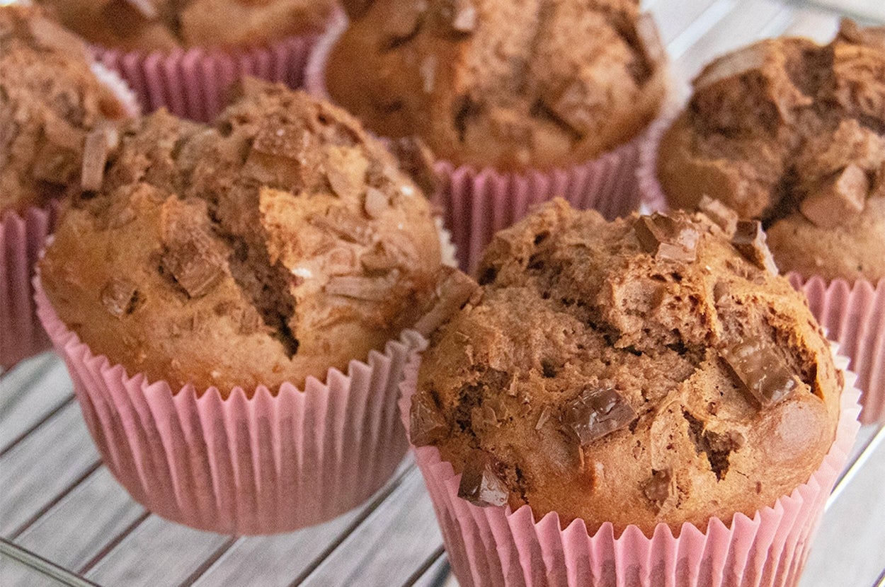 焼きたての切り餅を入れて作ったチョコマフィンが、ワイヤーラックの上に並んでいる。
