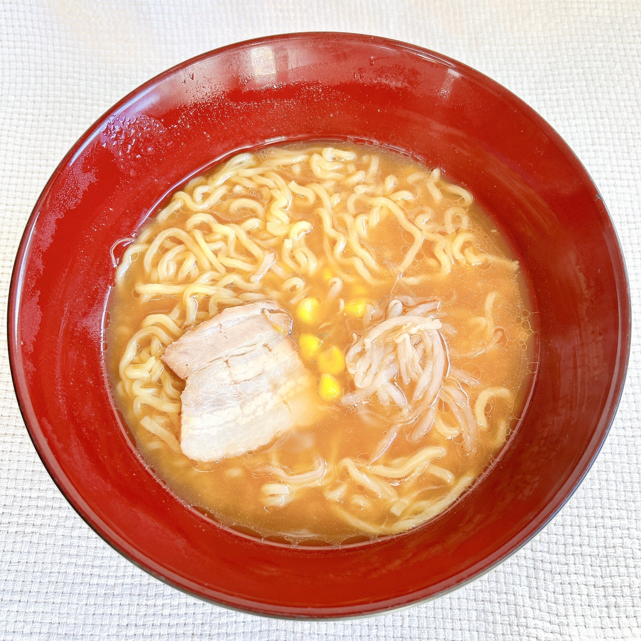 FamilyMart（ファミリーマート）の「赤味噌のコクと香味野菜の香り具付き味噌ラーメン」