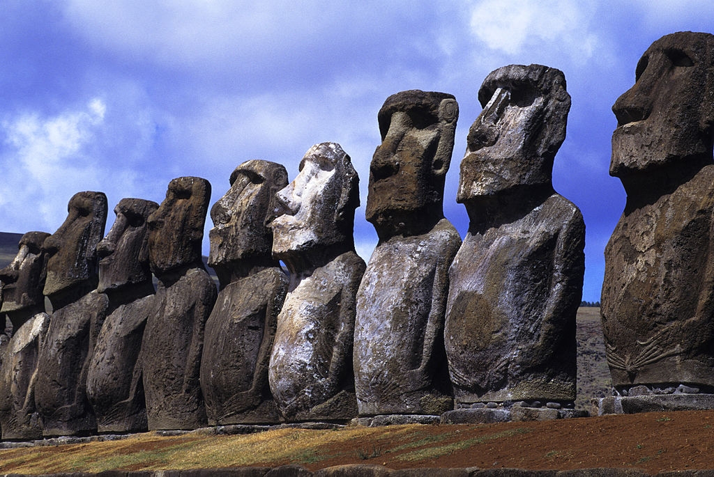 イースター島のモアイ像が一列に並んで立っている（Wolfgang Kaehler / LightRocket via Getty Images）