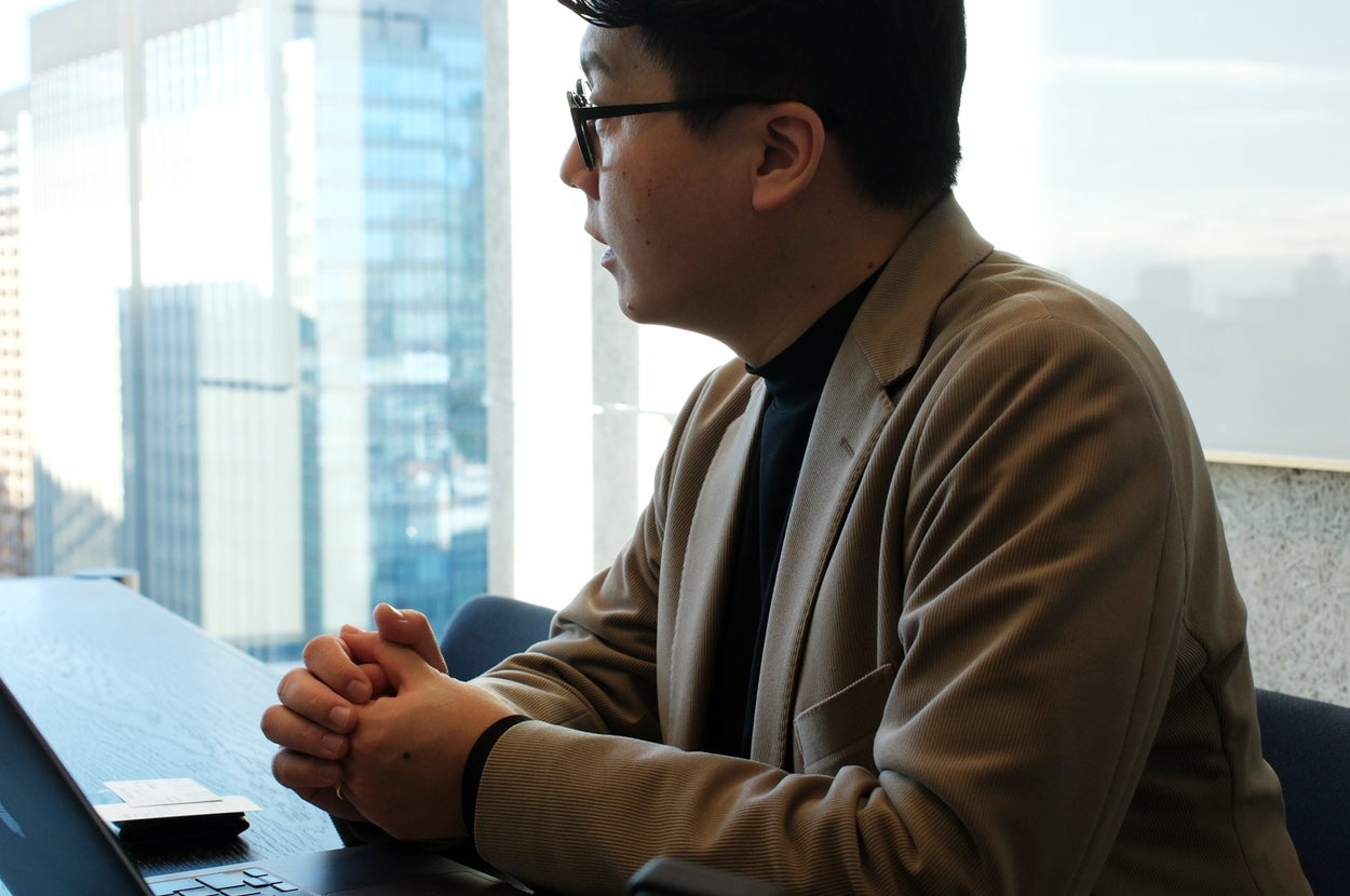 インタビューに応じるJX通信社・米重克洋さん（撮影：安藤健二）