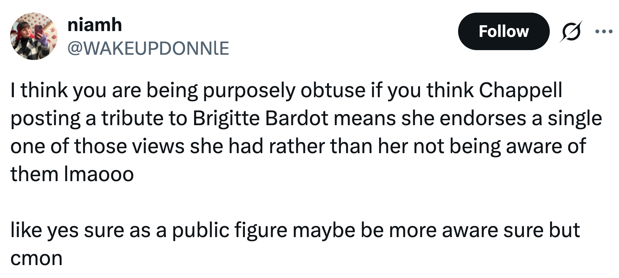 Tweet som diskuterer en hyllest til Brigitte Bardot, nevner offentlig personbevissthet og stiller spørsmål ved antatte anbefalinger