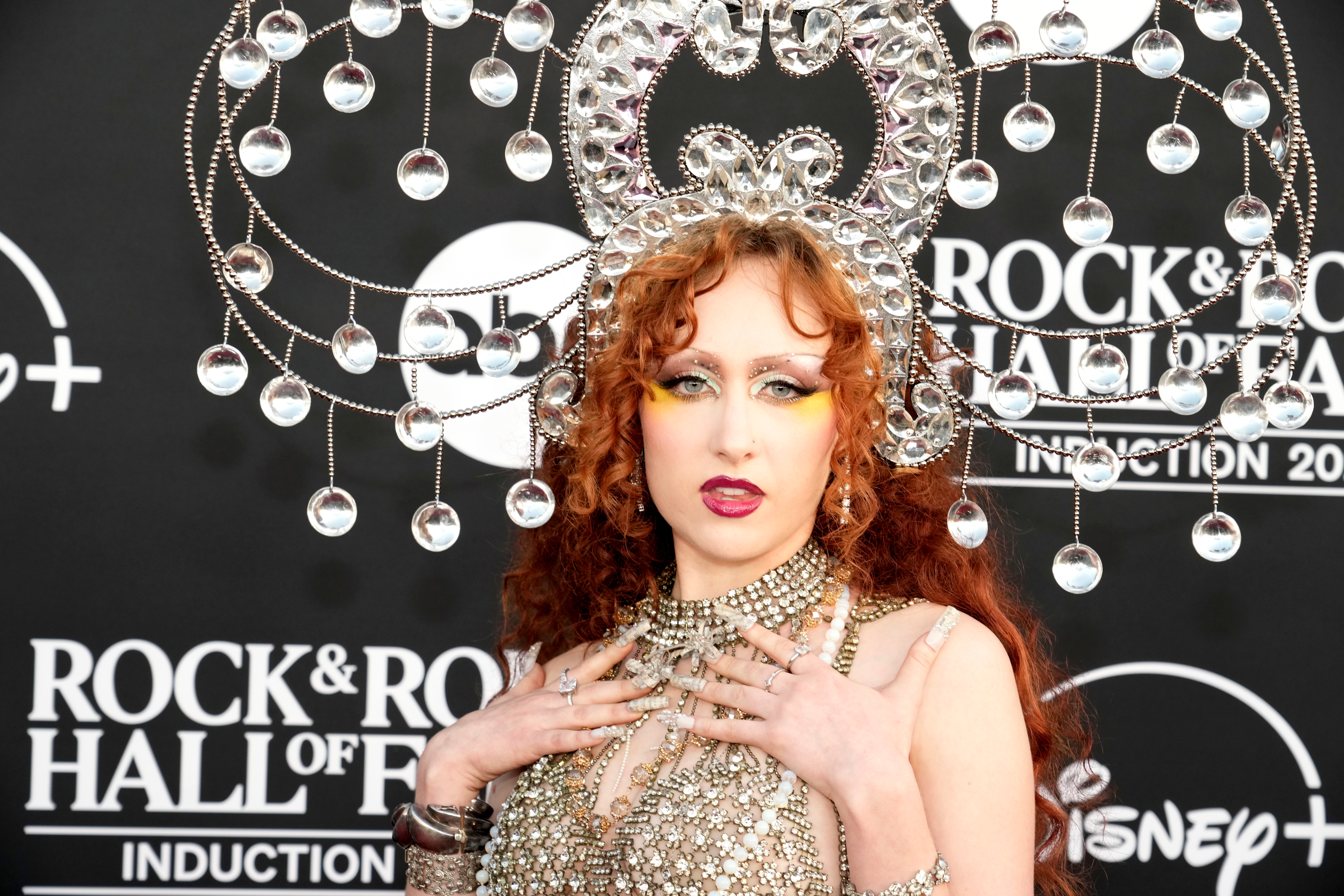 Person i intrikate, utsmykkede hodeplagg og glitrende kjole på Rock &amp; Roll Hall of Fame induksjonsarrangement