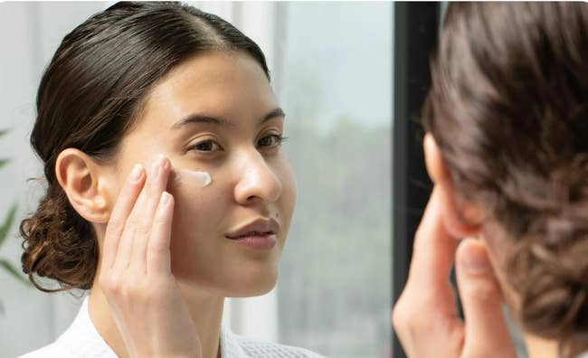 model applying oculus attraction pick successful mirror. Text highlights its benefits for soothing and shielding tegument from irritation owed to assorted conditions