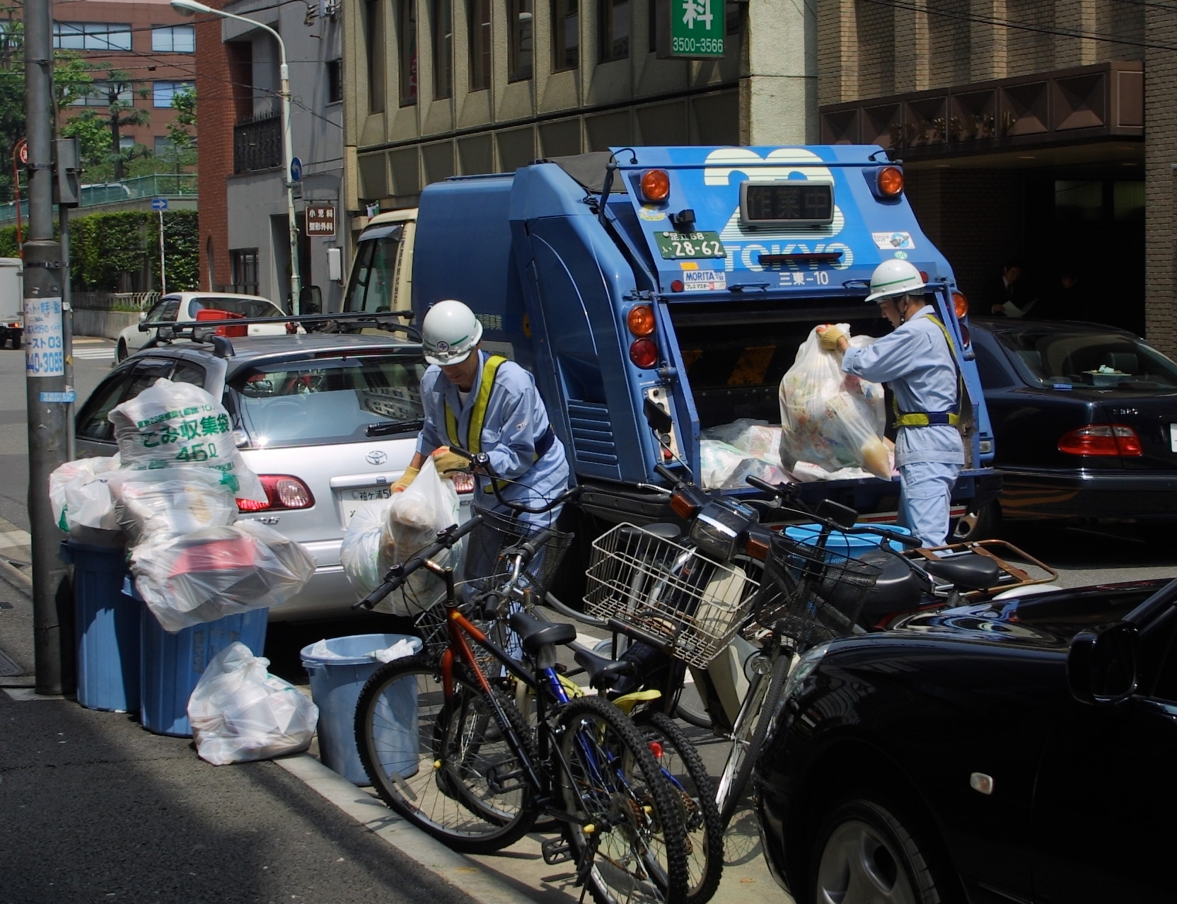 清掃車によるごみの収集（時事通信フォト）