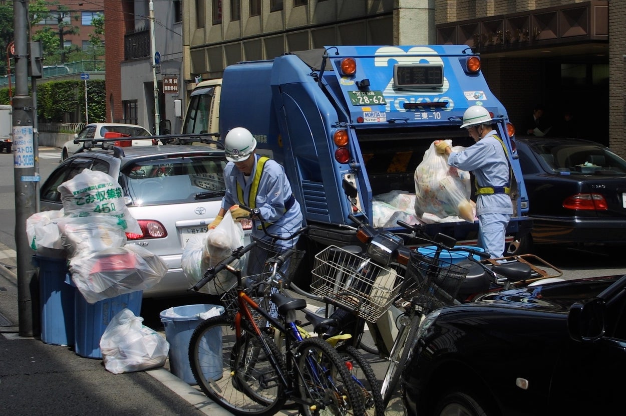 清掃車によるごみの収集（時事通信フォト）