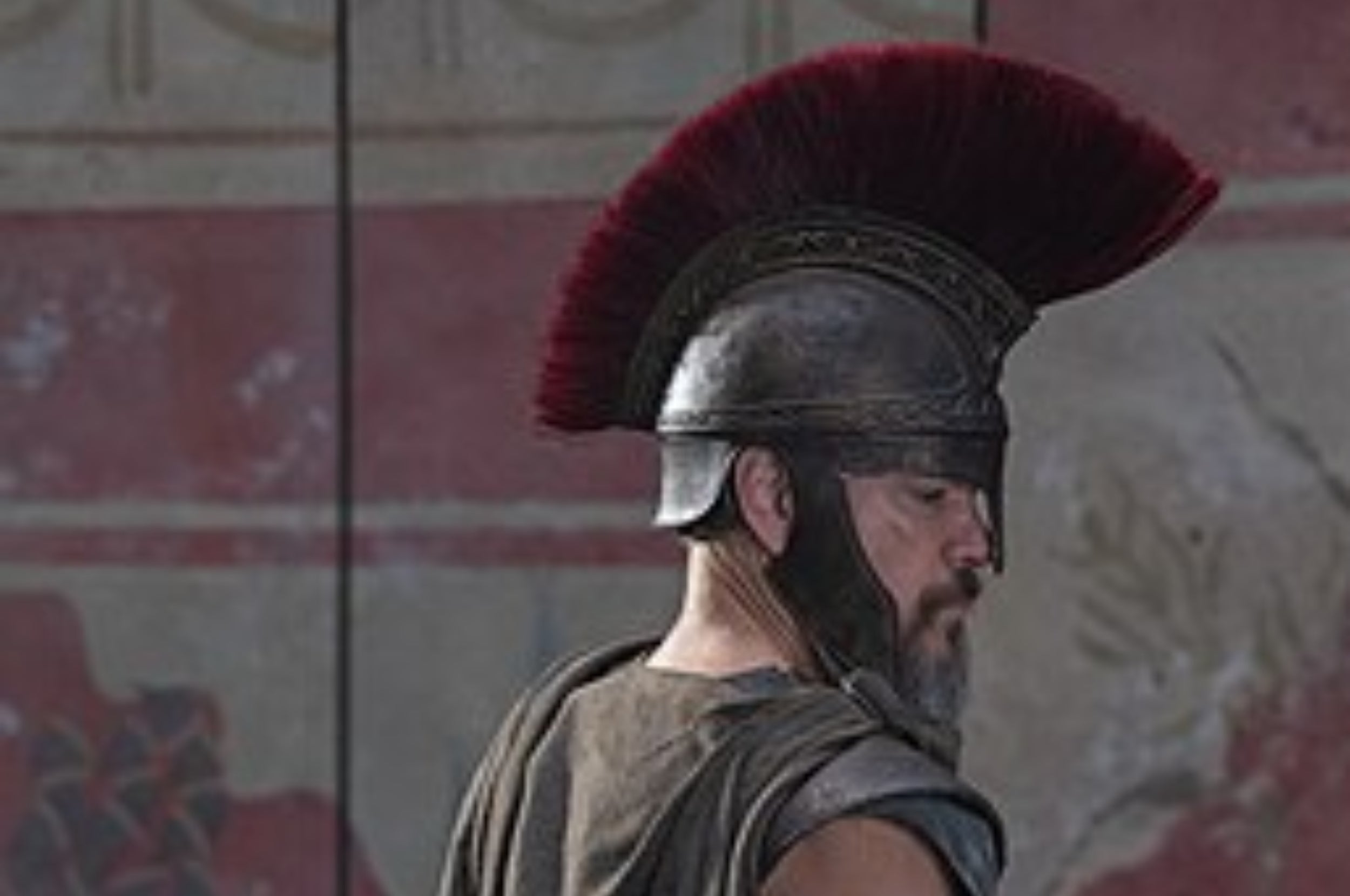 Orang yang mengenakan pakaian prajurit kuno dengan helm jambul, mungkin dalam latar sejarah atau film