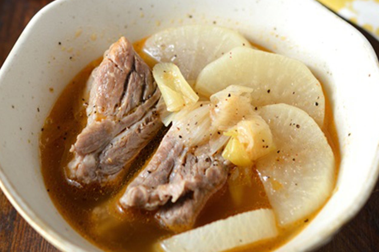 ラーメン風出汁で煮込まれた豚肉と大根の煮物。