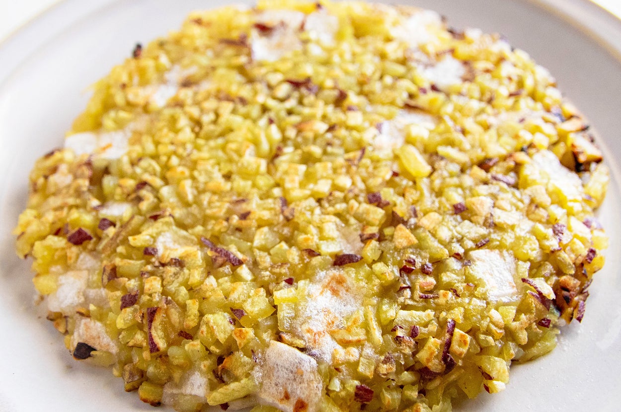 お皿に盛られた香ばしく焼けたハッシュブラウンの写真。