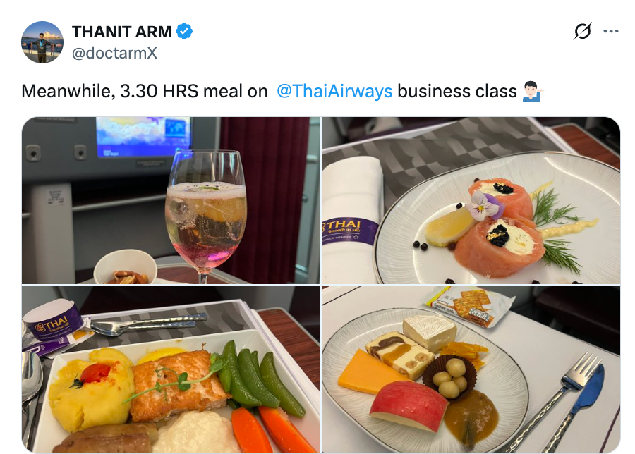 Måltid i business class på Thai Airways, med laks, ris, grønnsaker, en desserttallerken og en cocktail