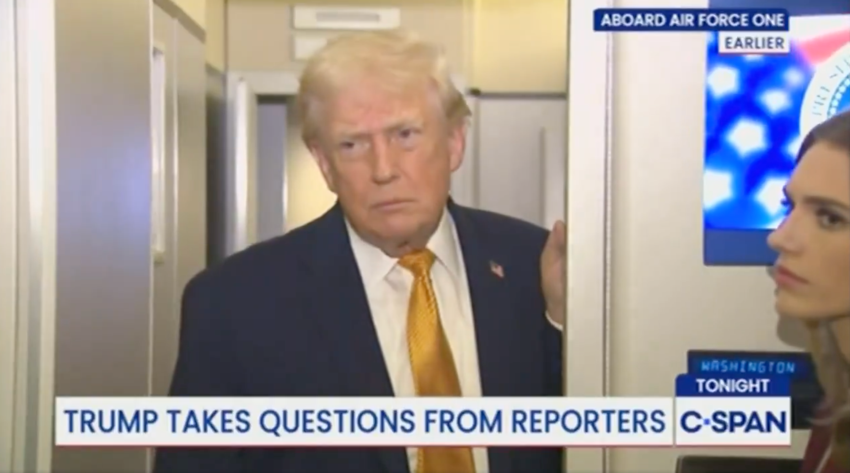Donald Trump, ombord på Air Force One, lytter til journalister' spørsmål. C-SPAN logo synlig
